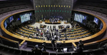 Câmara aprova urgência para projeto que isenta folha de salários do ISS Fonte: Agência Câmara de Notícias
